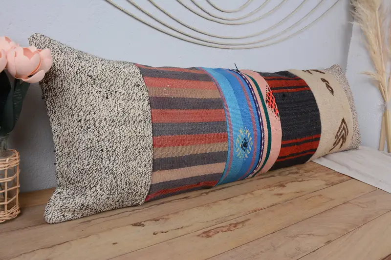 Almohada de lanzamiento de patchwork negro y beige de 16x48 hecha a mano, cojín vintage