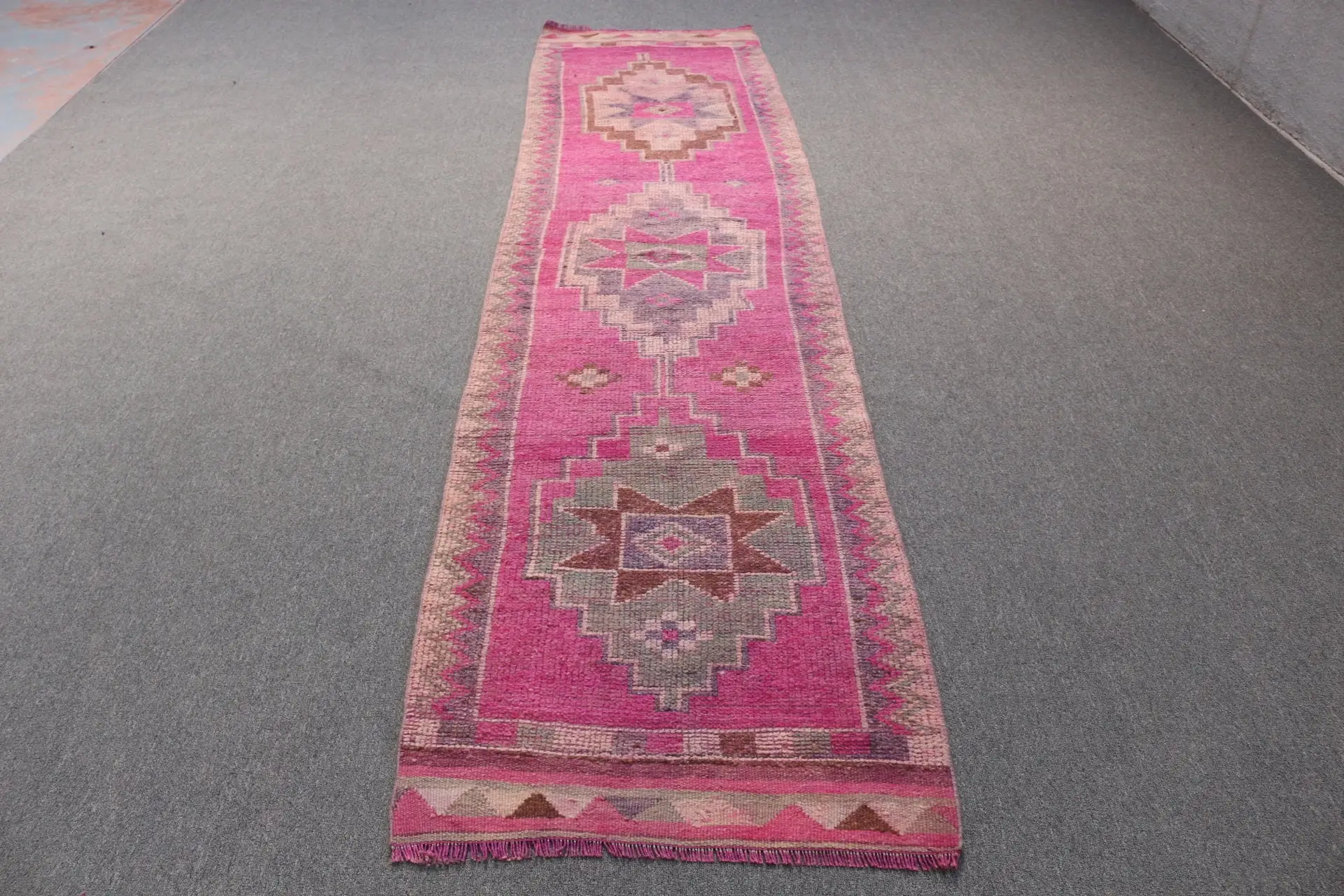 Vintage Läuferteppich 2,6x11,2 Fuß, rosafarbener massiver türkischer Wollteppich - 1