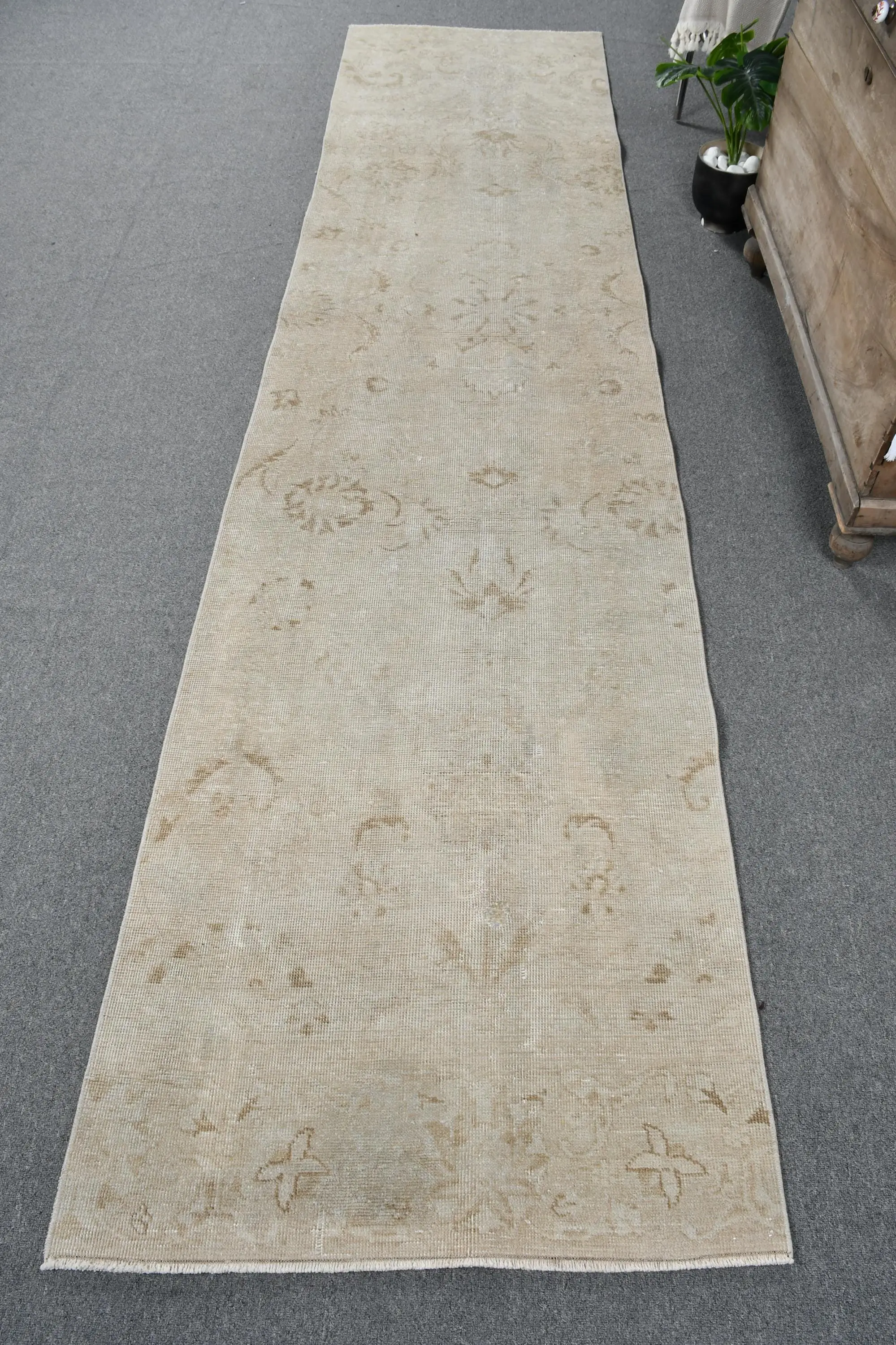 Eleganter beigefarbener Ombré-Teppich, 2,8 x 11,1 Fuß, schickes Dekor - 1