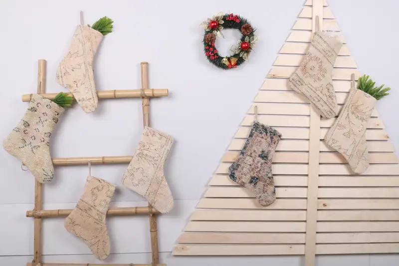 Media ecológica con adornos navideños, media de alfombra reciclada de 22 pulgadas