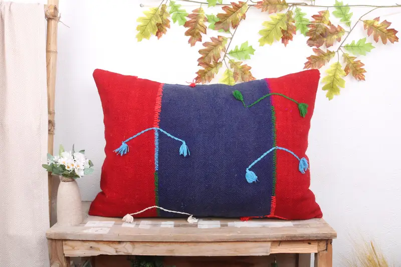 Blau & Rot besticktes Wurfkissen, handgemachtes Vintage Kissen