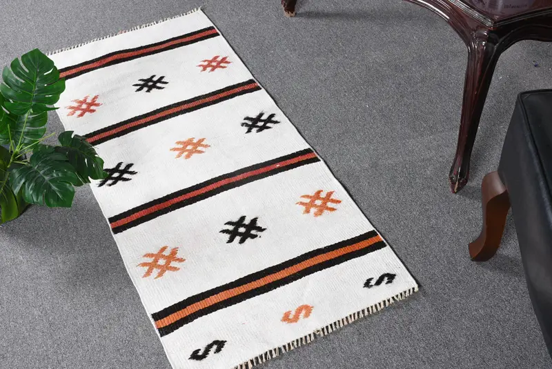 Alfombra turca Kilim pequeña 1,7x3,8 pies (51x116 cm), alfombra de lana con estampado animal blanco vintage - 1