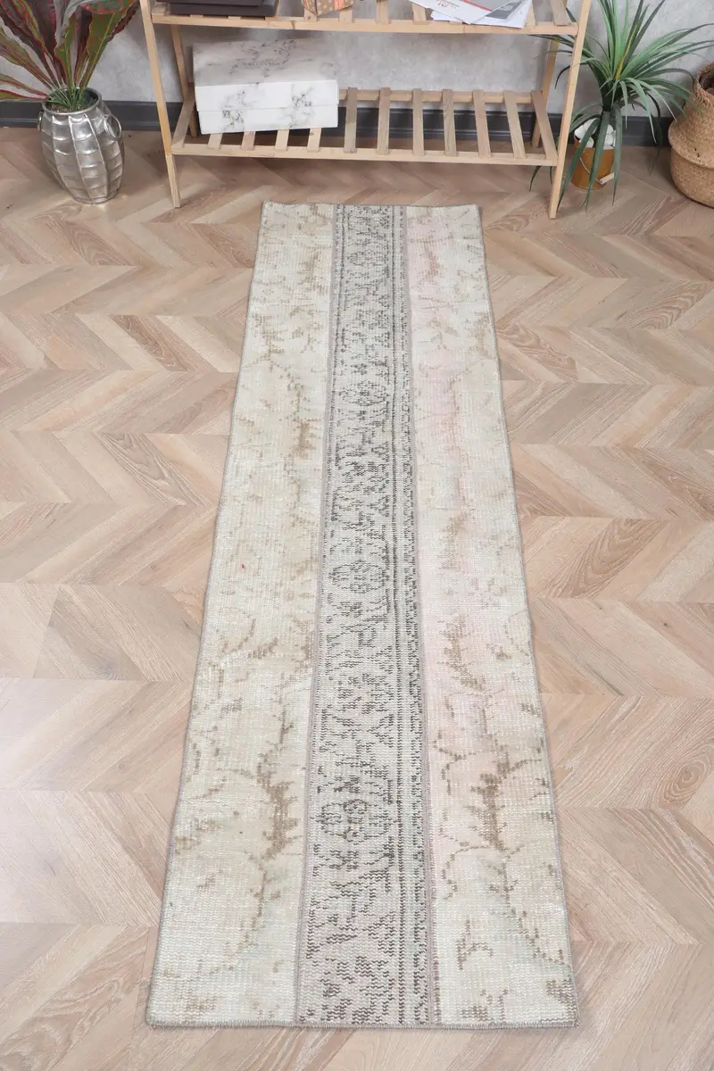 エレガントなベージュ&ブラウンのペルシャ絨毯、1.9x6.3フィートのシックな装飾。