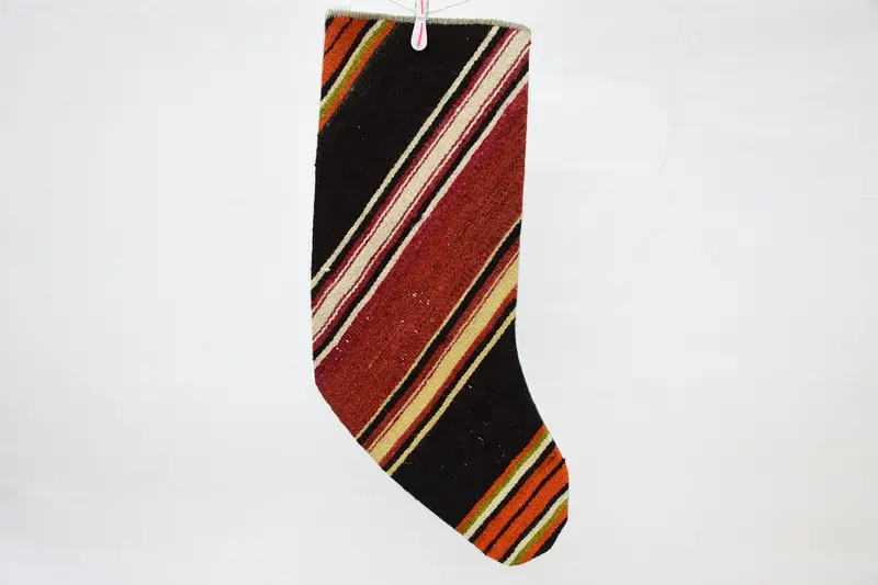 お祝いの赤とオレンジのクリスマスオーナメントストッキング、ホリデーデコレーション