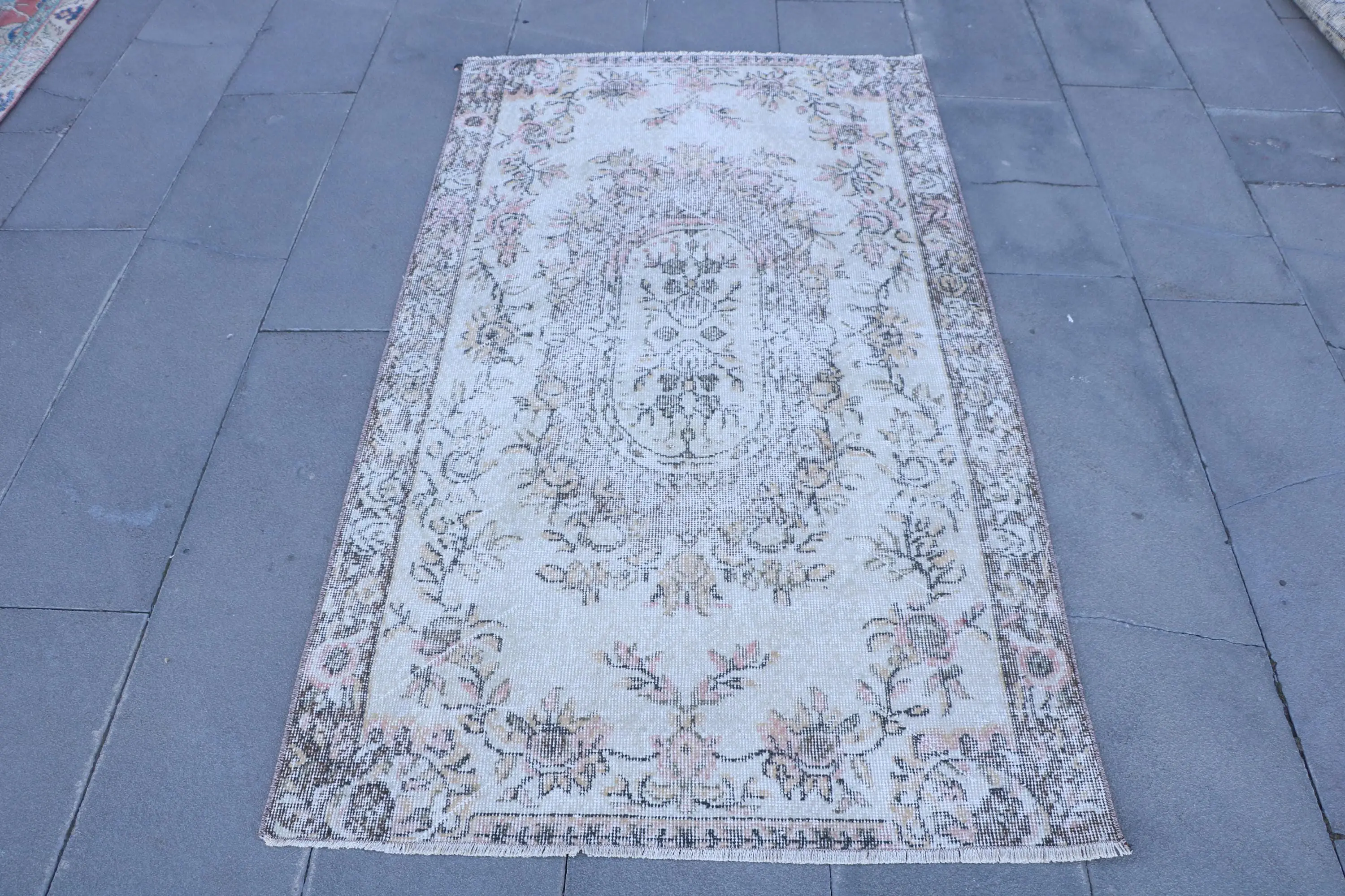 Türk 3.3x5.7 ft Halı, Vintage Vurgu Halısı, Beyaz Çiçekli Halı - 1