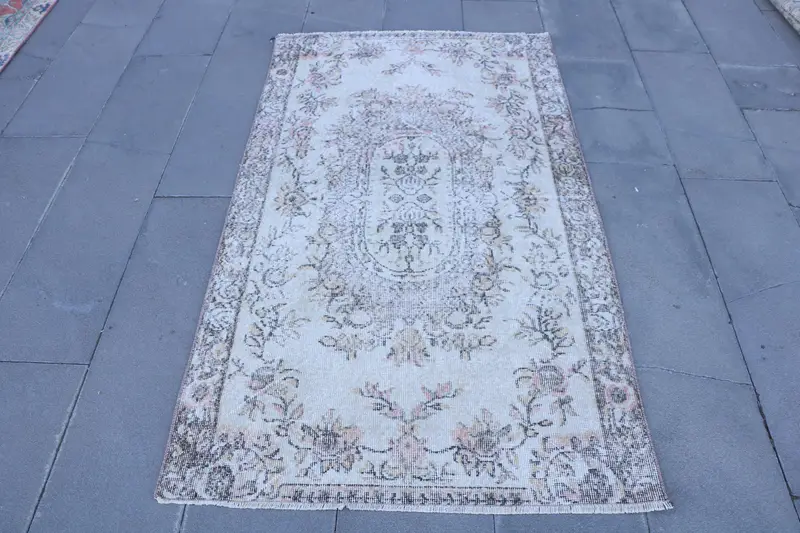 Elegante Alfombra Floral Marrón, 3,3x5,7 ft Detalles Beige