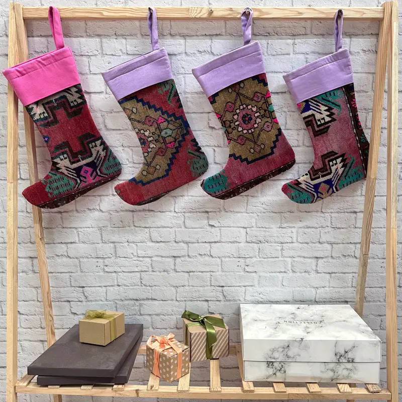 Calcetín navideño gris y rosa, calcetín festivo de 7 pulgadas de ancho