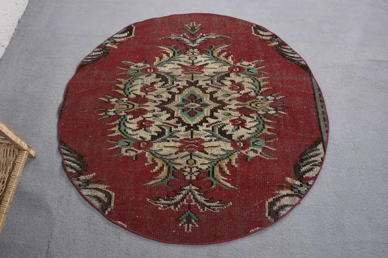 レッドイカットラグ、4.2x4.2フィート、グリーンアクセント付き